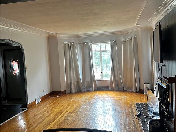 3rd image of 18684 Greenlawn St NW