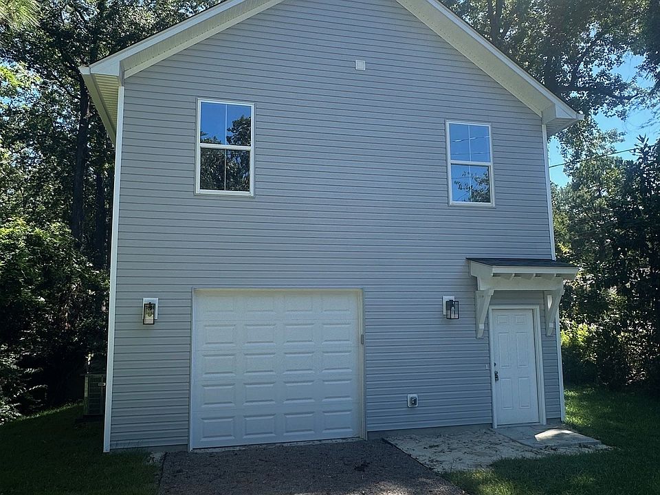 Front Yard with 2 parking spots