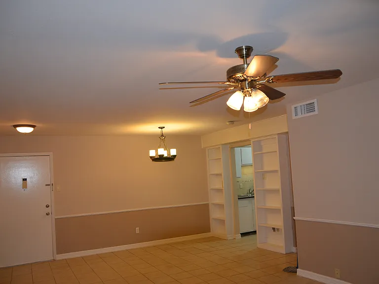 7555 Katy Fwy — Photo 14