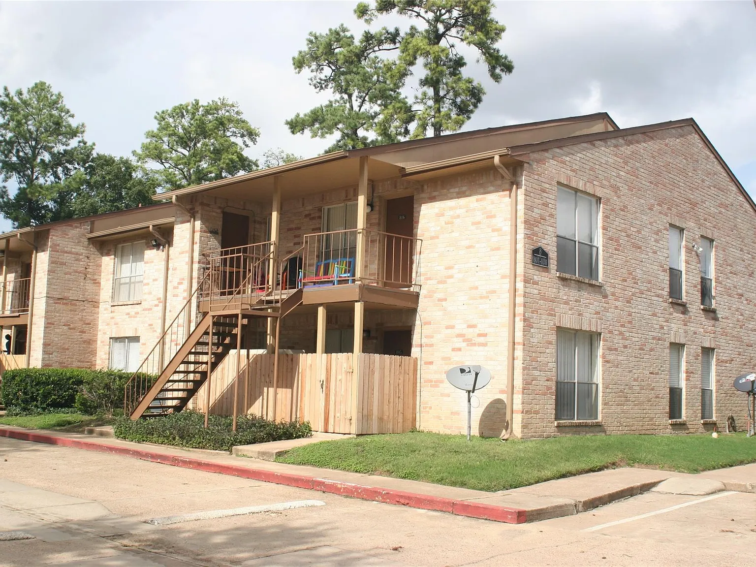 2 bed, 1.0 bath, 885 sqft, $1,025 — Photo 2