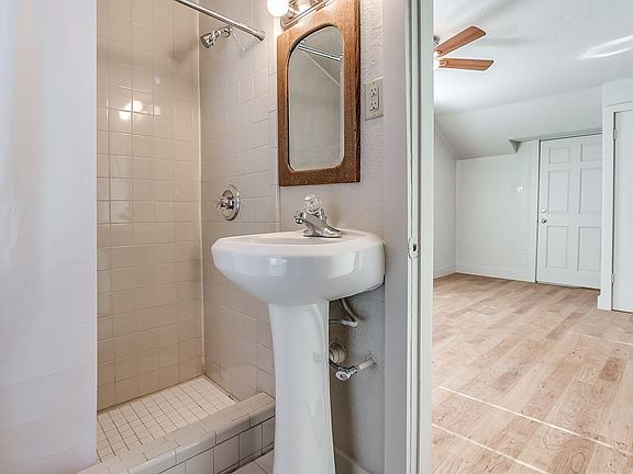 4th image of 316 1/2 E Duffy St