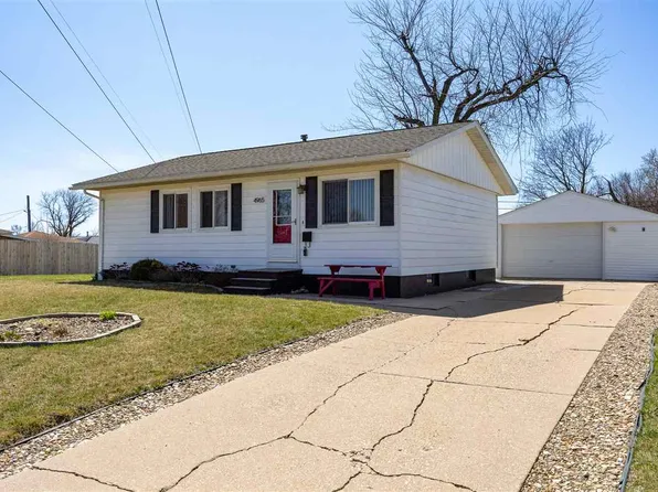 4965 Kesler Rd NW, Cedar Rapids, IA 52405