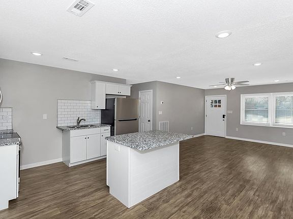 4th image of 3903 Telstar Cir SW
