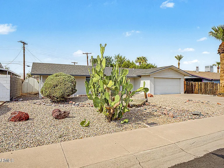 950 E Lilac Dr — Photo 3