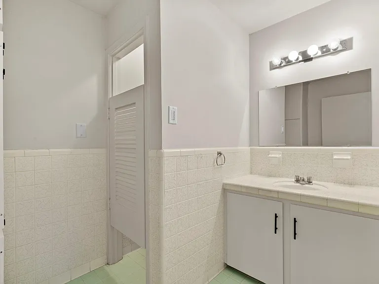 365 Piney Point Rd — Photo 17