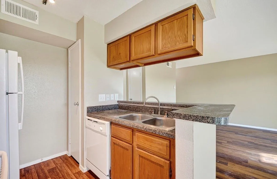 1 bed, 1.0 bath, 675 sqft, $1,225 — Photo 2