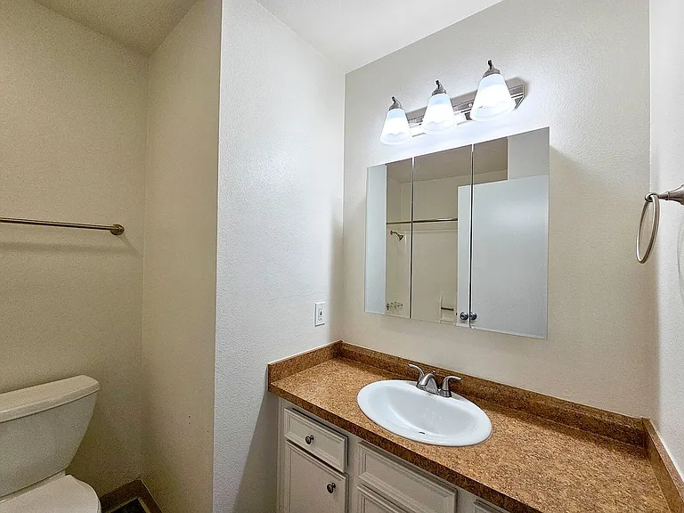 Lake Meadows Apartments — Photo 18