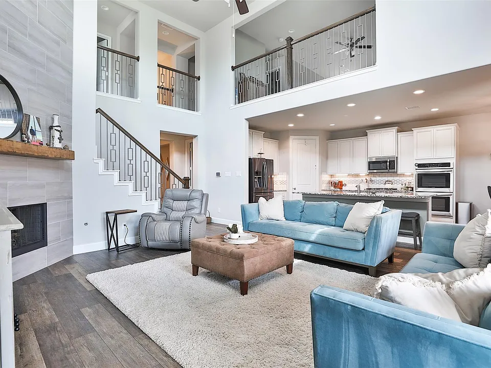 2810 Bluesage Bluff Dr