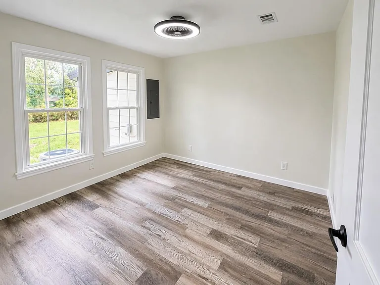 1007 Cowan Ave — Photo 9