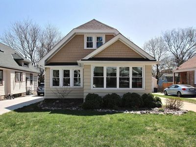2242 N 71st St, Wauwatosa, WI, 53213