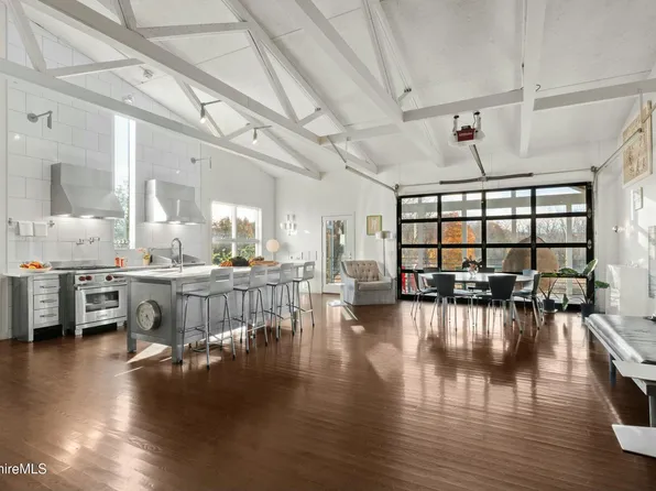 1373 Boardman St, Sheffield, MA 01257