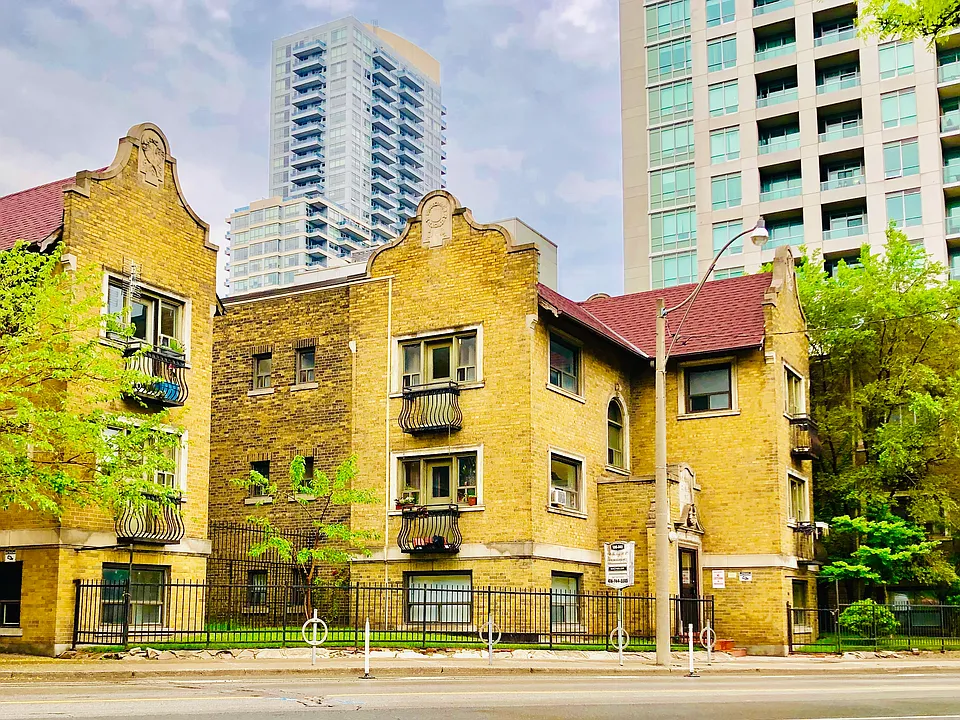 140 Wellesley St E