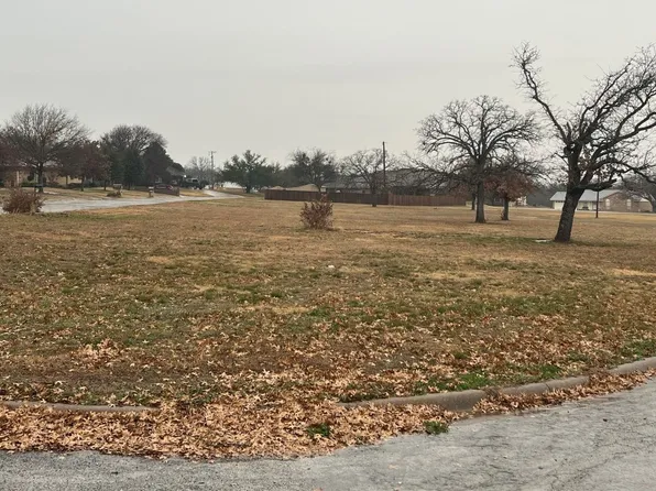 1621 W College St, Jacksboro, TX 76458