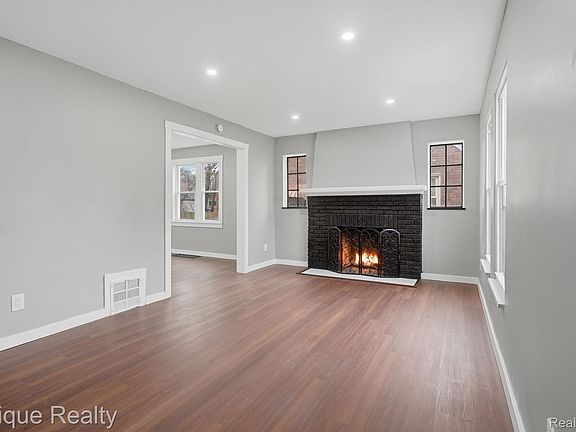 4th image of 9991 Robson St