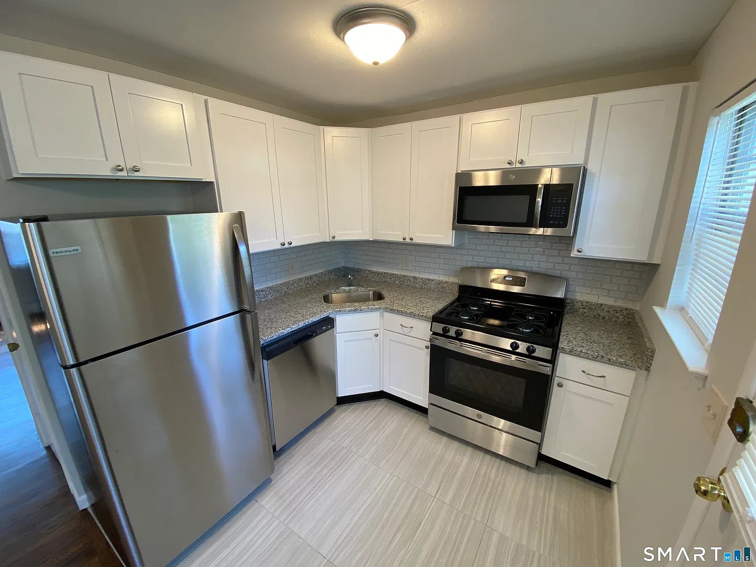 2 bed, 1.5 bath, 1100 sqft, $2,100 — Photo 2