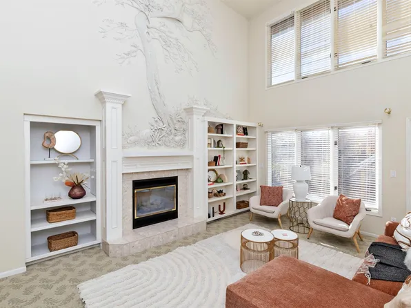 702 58th St, West Des Moines, IA 50266