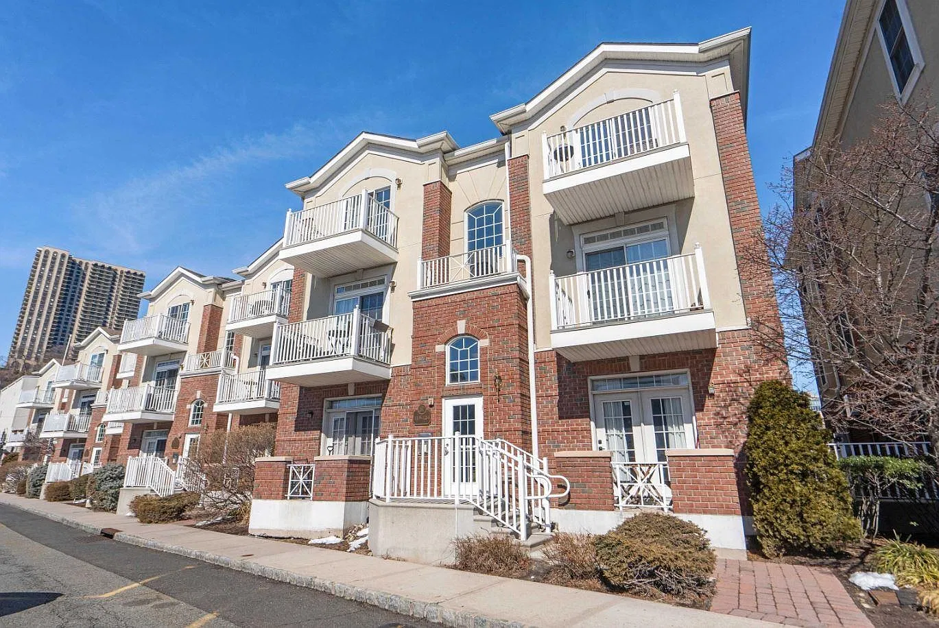 1 bed, 1.0 bath, 636 sqft, $2,400 — Photo 2