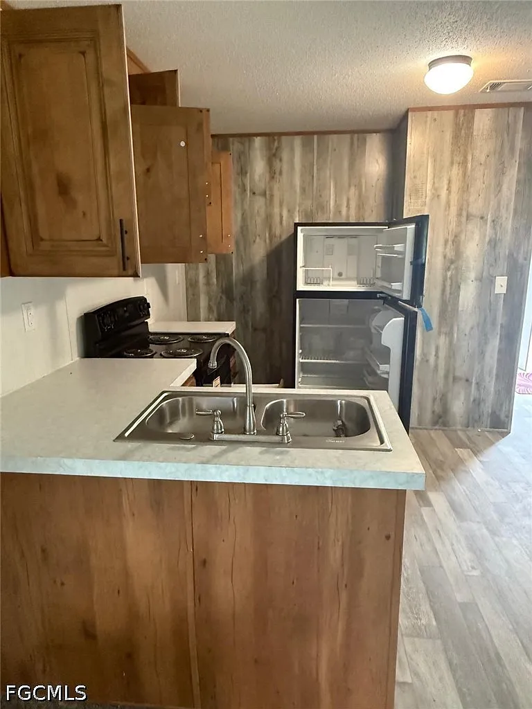 3 bed, 2.0 bath, 858 sqft, $1,300 — Photo 2