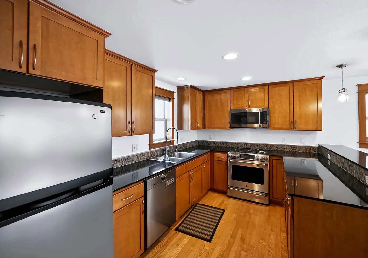 Spacious 2-Bedroom, 2.5-Bath Home in West Seattle with Garage! — Photo 4