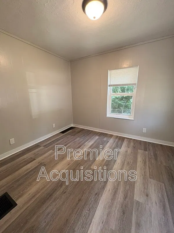 2 bed, 1.0 bath, $1,300 — Photo 3