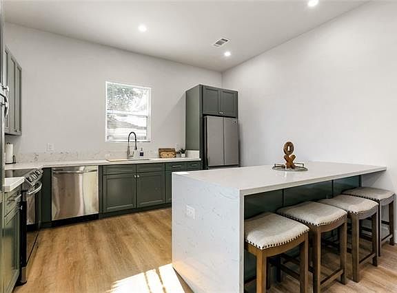3rd image of 6238 Baccich St