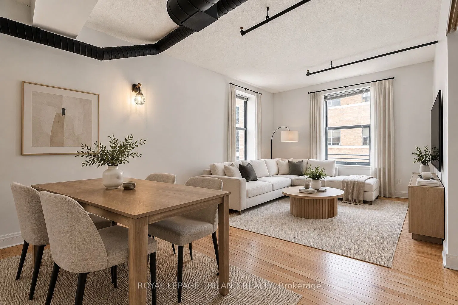 330 Clarence St — Photo 1