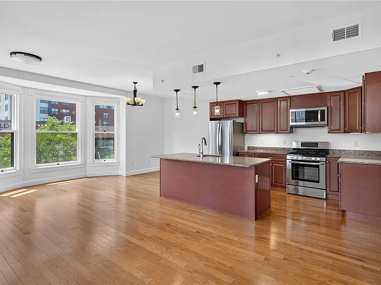 224 E State St — Photo 19