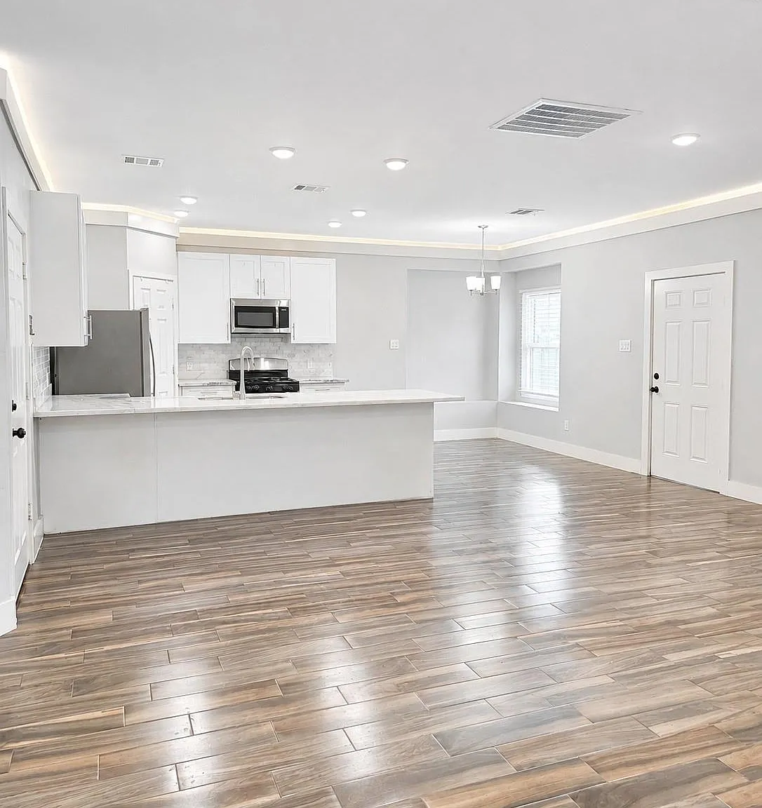 3 bed, 2.5 bath, 2600 sqft, $2,300 — Photo 4