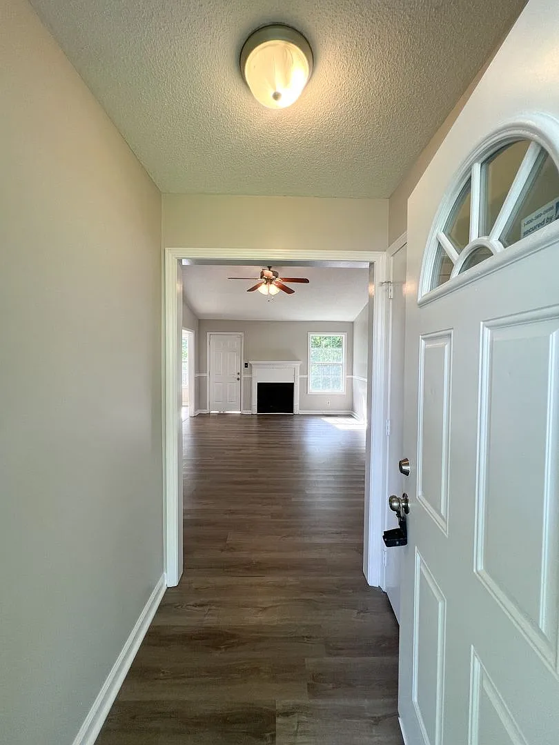 Move-In Special Available! Large Deck and Fenced Backyard! — Photo 2