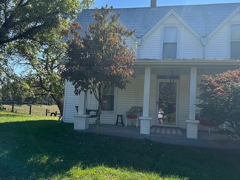 19427 Saturn Dr — Photo 2
