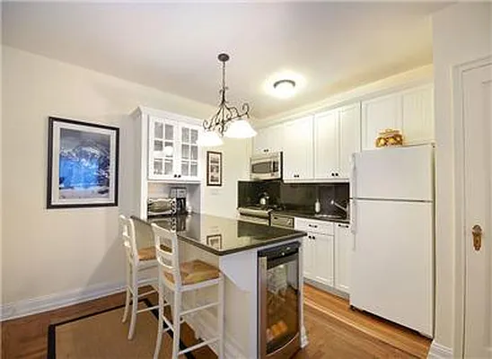 Sold by Warburg | media 9