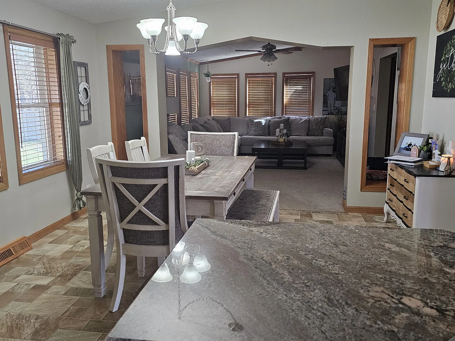 3 bed, 3740 sqft, $1,600 — Photo 2