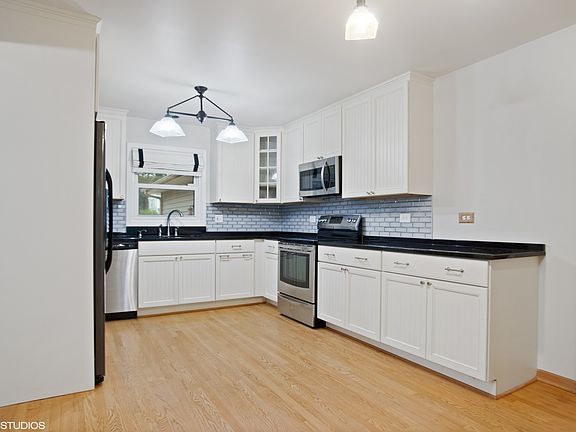 2nd image of 921 Shady Grove Ln