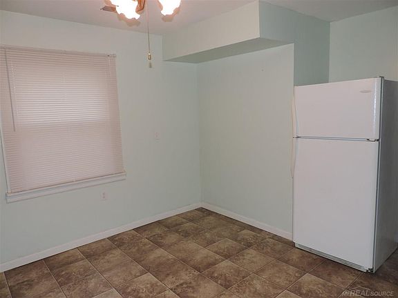 5th image of 26282 Woodmont St