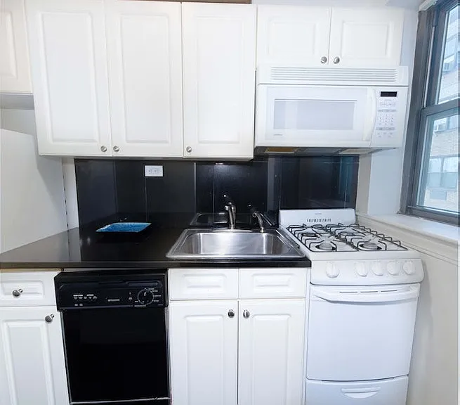 230 Riverside Dr #5F — Photo 4