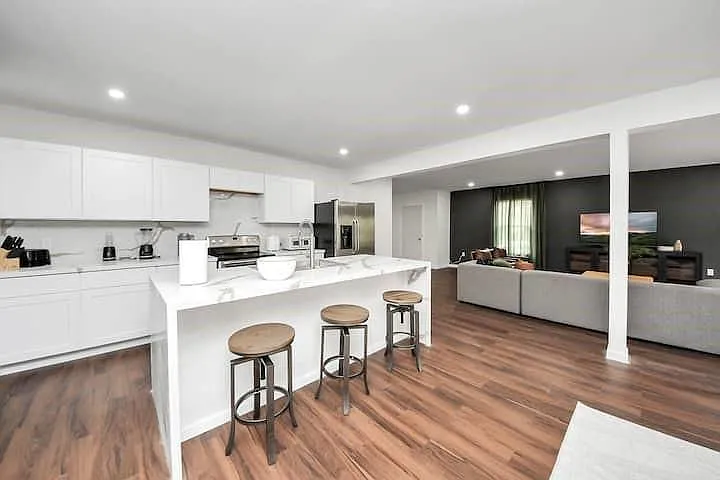 3760 Rio Vista St — Photo 3