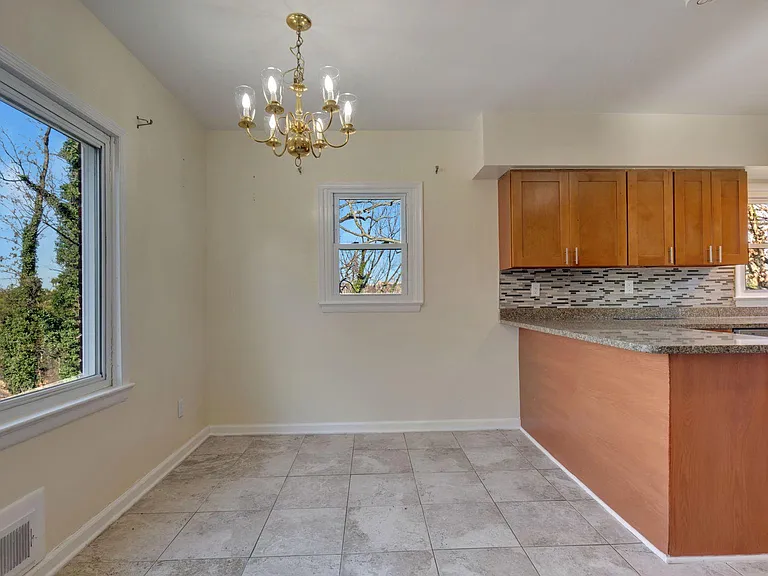 1604 Woodhill Ct — Photo 6
