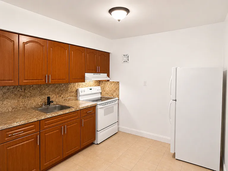 Maral Apartments — Photo 18