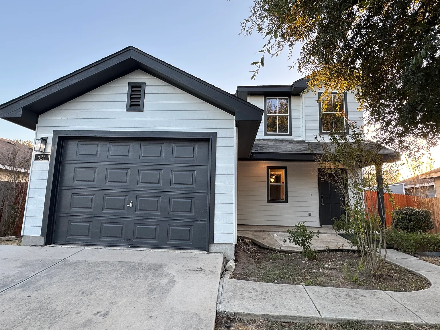 527 Red Robin Rd — Photo 1