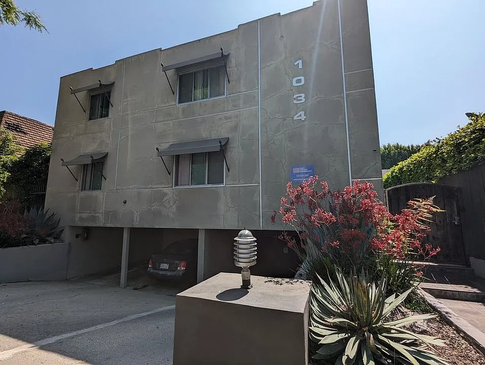 Building Photo - 1034 N Martel Ave #5