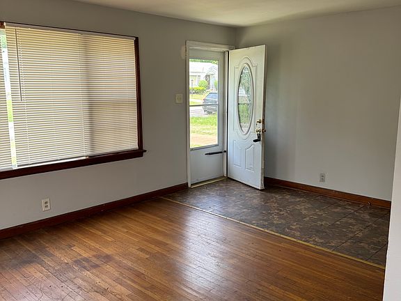 2nd image of 1204 Ashford Dr