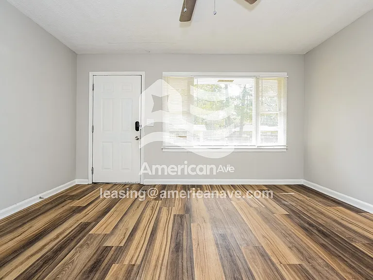 1207168_002_wm_-_living_room_12961798.jpg