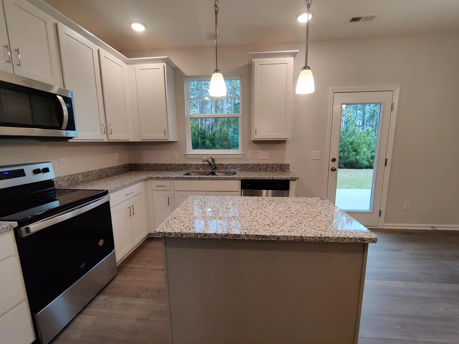 4 bed, 2011 sqft, $2,000 — Photo 2