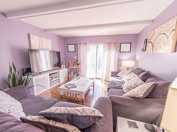 4th image of 1S284 Holyoke Ln