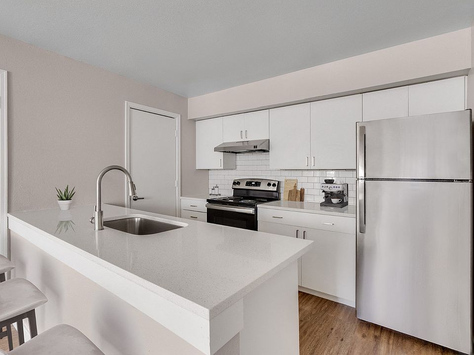 Breakfast bar at Arcadia Apartment Homes in Centennial, CO