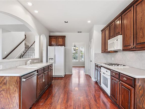 5th image of 7215 Canary Ln