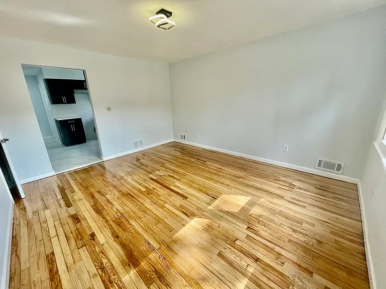 1311 Carrington St — Photo 2