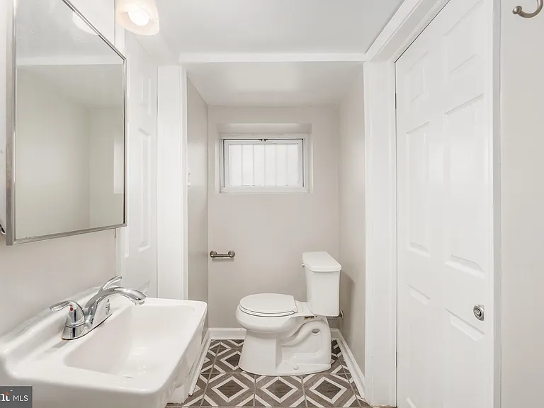 900 Madison St NW #B — Photo 32