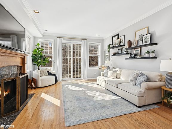 3rd image of 1320 W Belmont Ave #2E