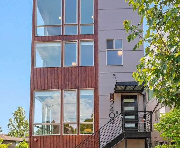 2409 E Thomas St — Photo 6